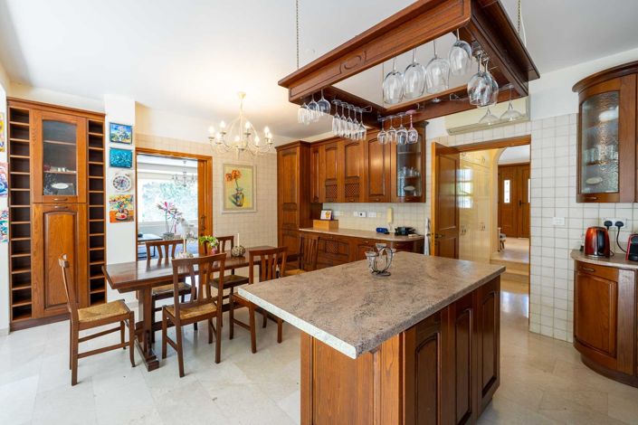 Image No.11-5 Bed House for sale