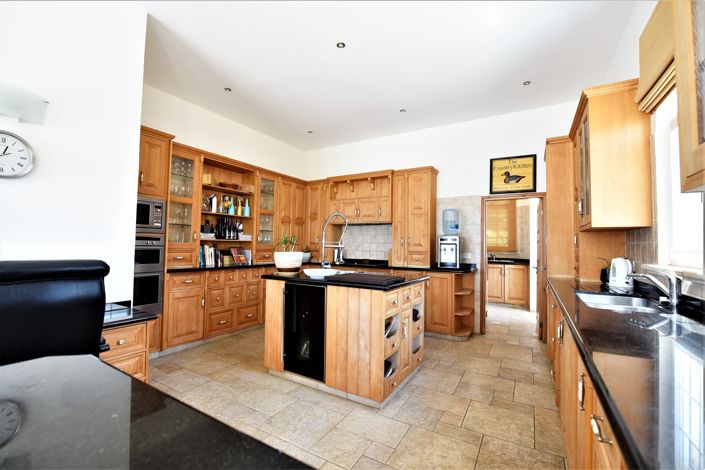 Image No.10-6 Bed House for sale