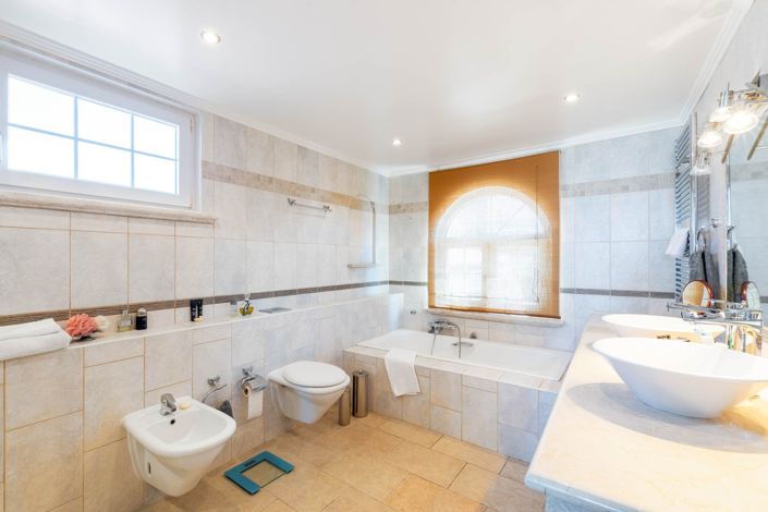 Image No.18-6 Bed House for sale