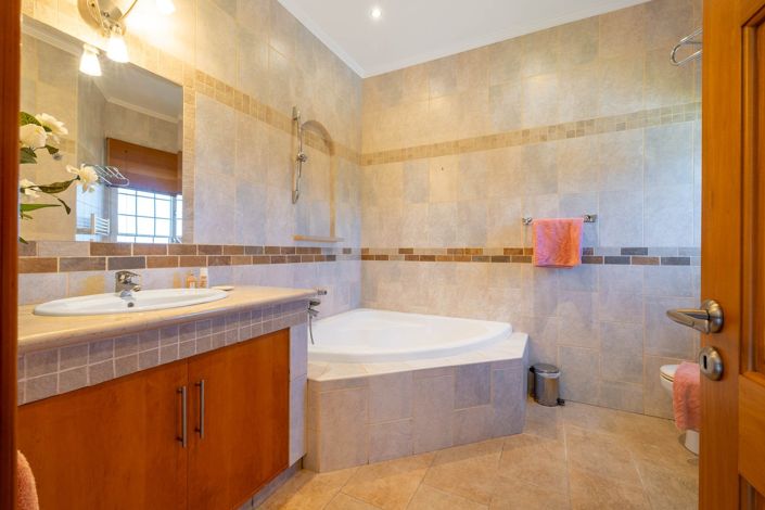 Image No.20-6 Bed House for sale