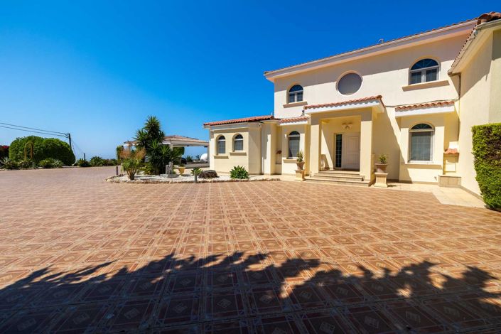 Image No.8-6 Bed House for sale