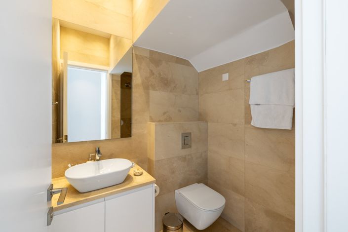 Image No.10-3 Bed House for sale