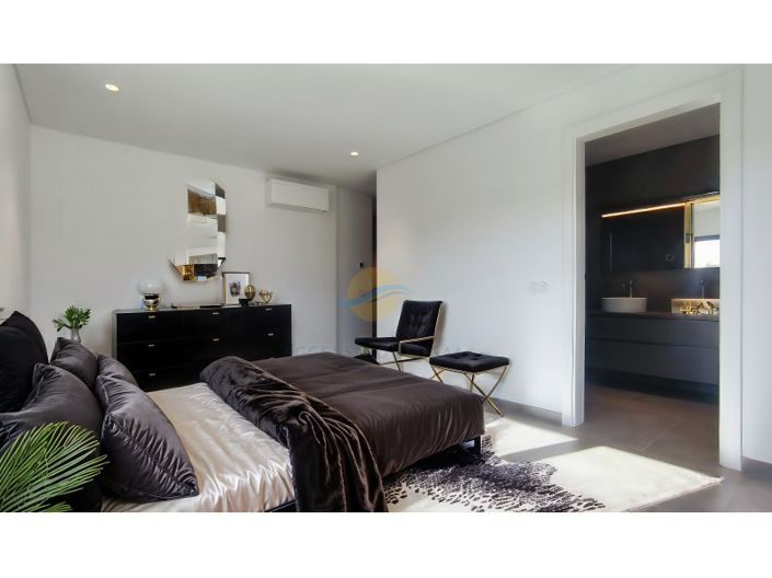 Image No.34-4 Bed House for sale