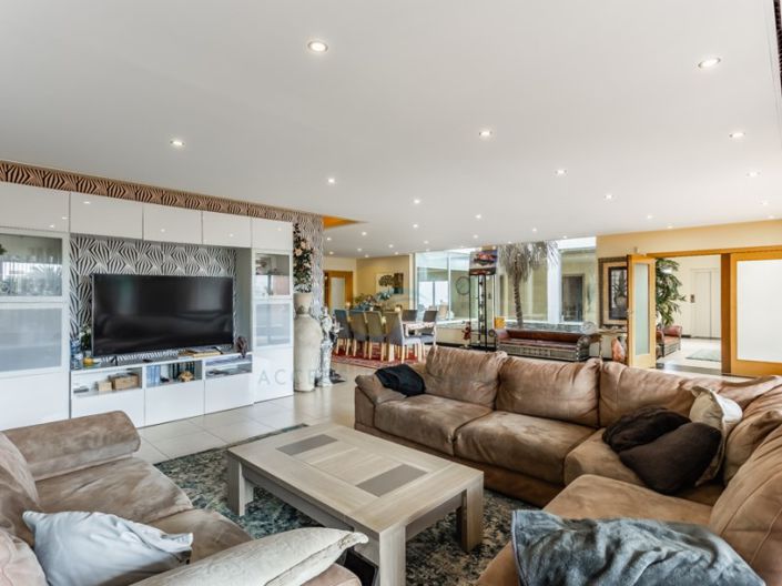 Image No.10-6 Bed House for sale