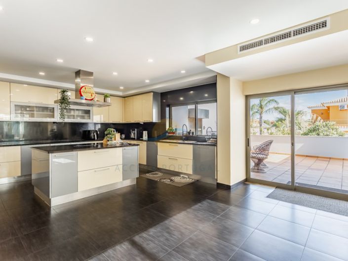 Image No.18-6 Bed House for sale