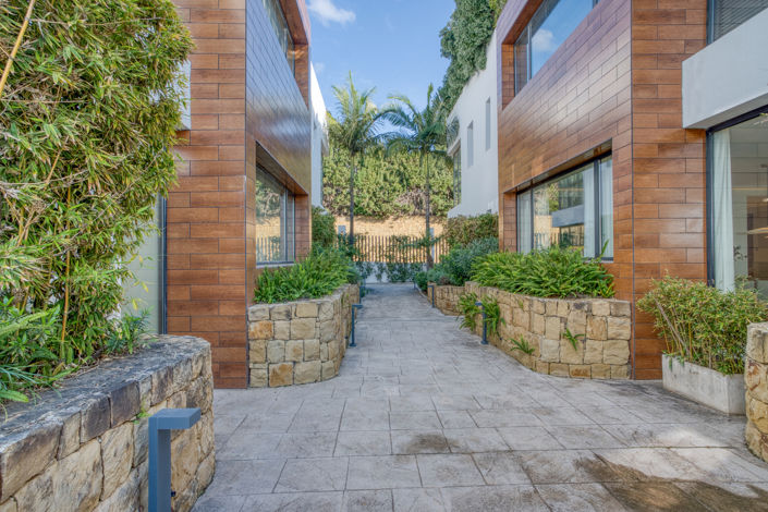 Image No.30-4 Bed Property for sale