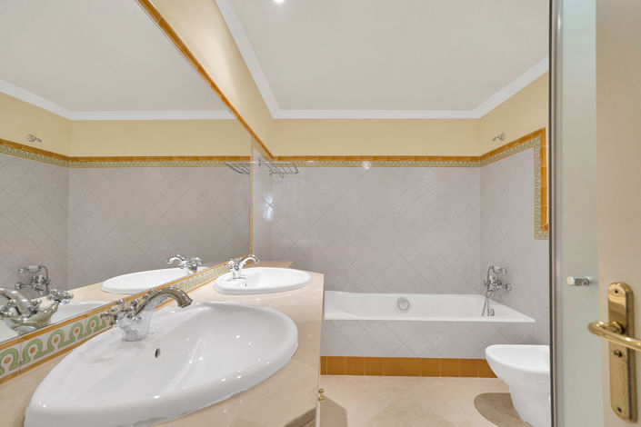 Image No.13-4 Bed Townhouse for sale