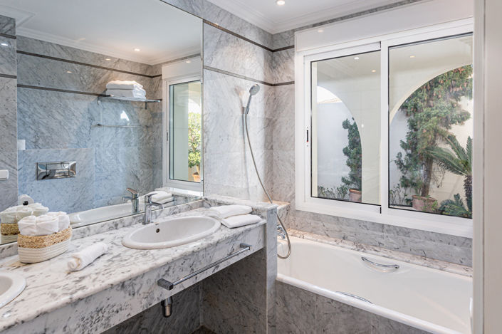 Image No.10-5 Bed Villa for sale