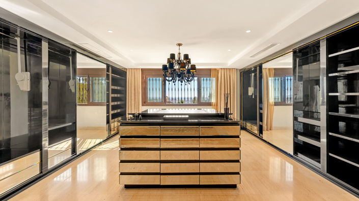 Image No.8-7 Bed Villa for sale