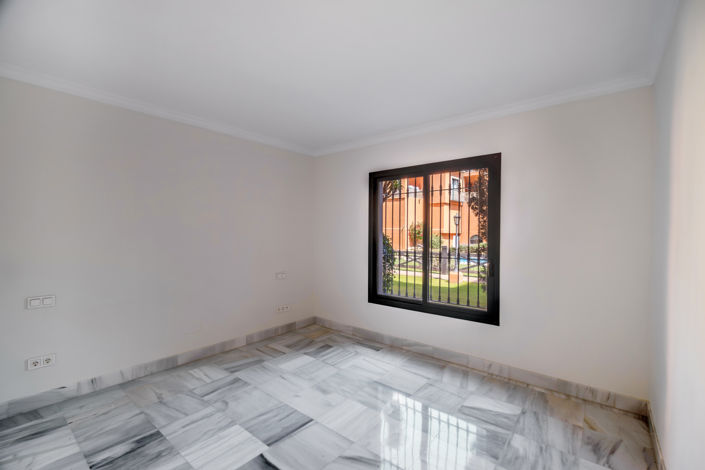 Image No.10-2 Bed Property for sale