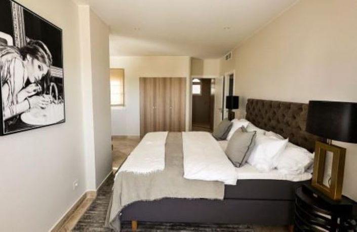 Image No.10-3 Bed Property for sale