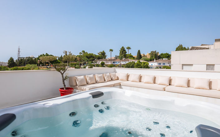 Image No.1-4 Bed Property for sale