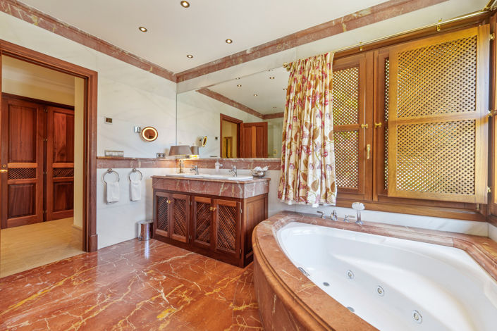 Image No.12-6 Bed Villa for sale