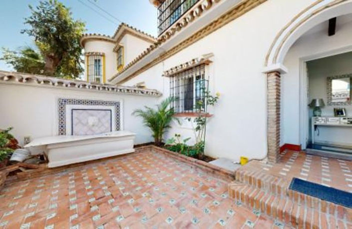 Image No.18-6 Bed House for sale