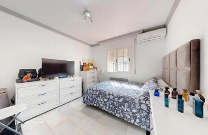 Image No.8-6 Bed House for sale