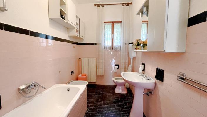 Image No.42-4 Bed Country House for sale