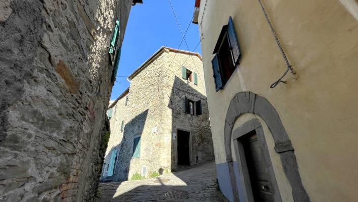 Image No.9-3 Bed Country Property for sale