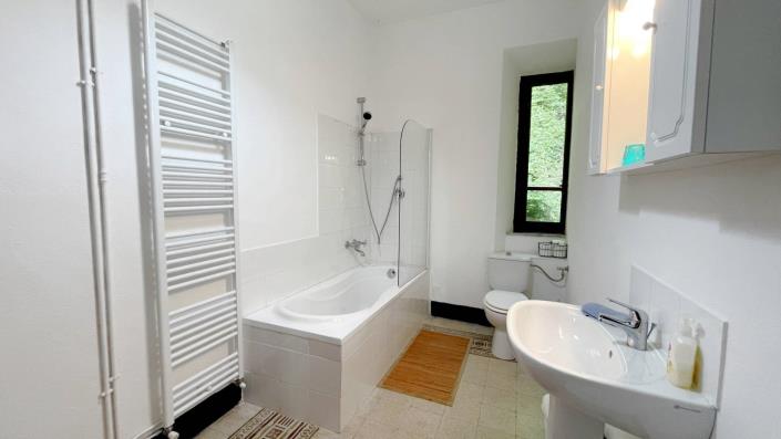 Image No.7-4 Bed Country Property for sale