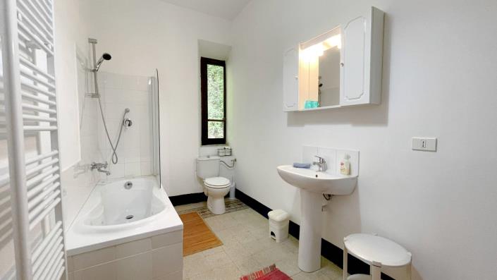 Image No.37-4 Bed Country Property for sale