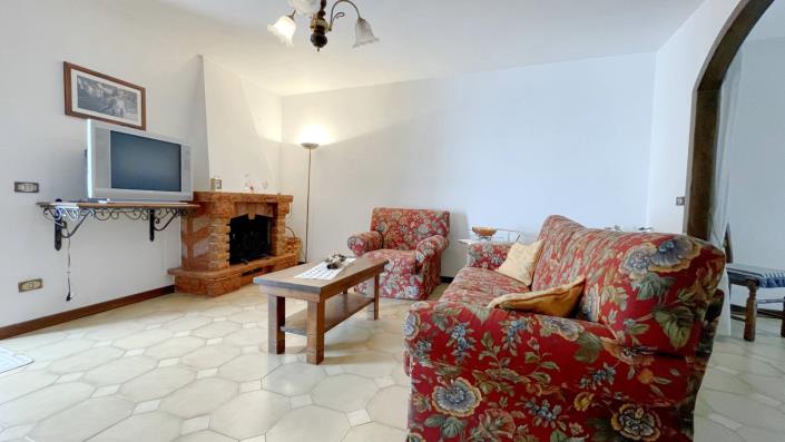 Image No.15-2 Bed Townhouse for sale