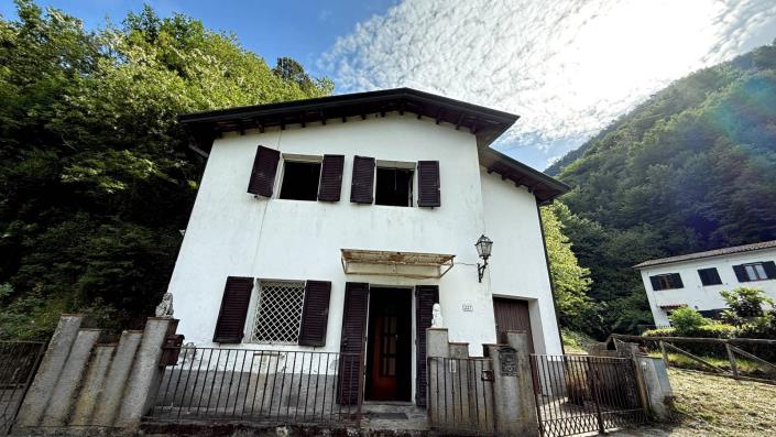 Image No.2-2 Bed Country House for sale