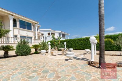 3-4-bed-villa-in-paralimni-8431