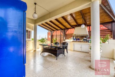 7-4-bed-villa-in-paralimni-8431