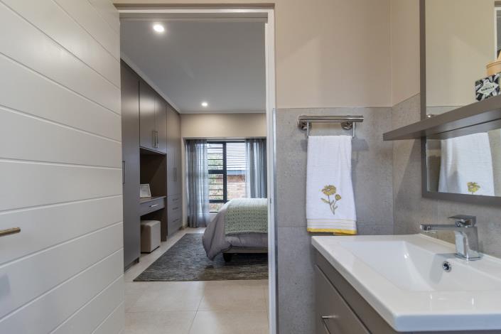 Image No.12-2 Bed House for sale