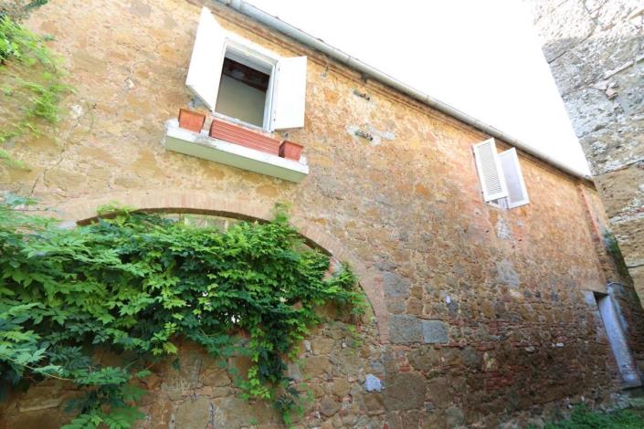 Image No.11-4 Bed Farmhouse for sale