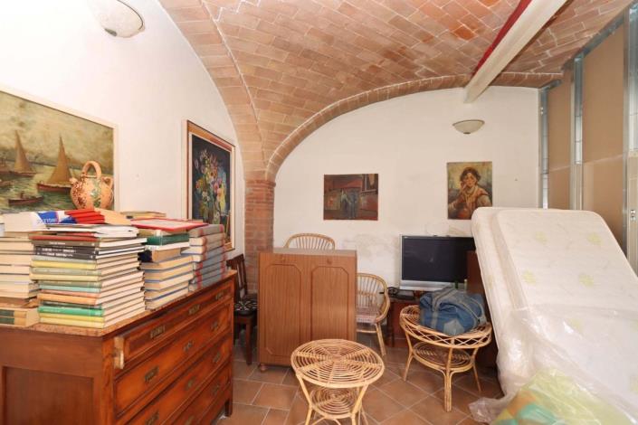 Image No.17-4 Bed Farmhouse for sale