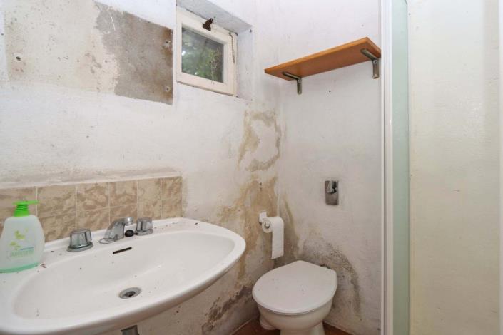 Image No.26-4 Bed Farmhouse for sale