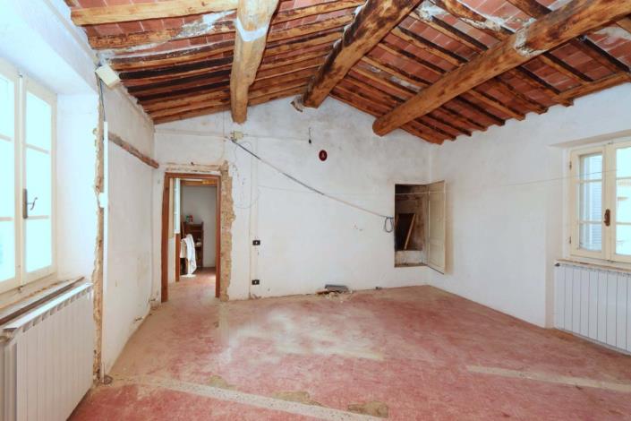 Image No.28-4 Bed Farmhouse for sale