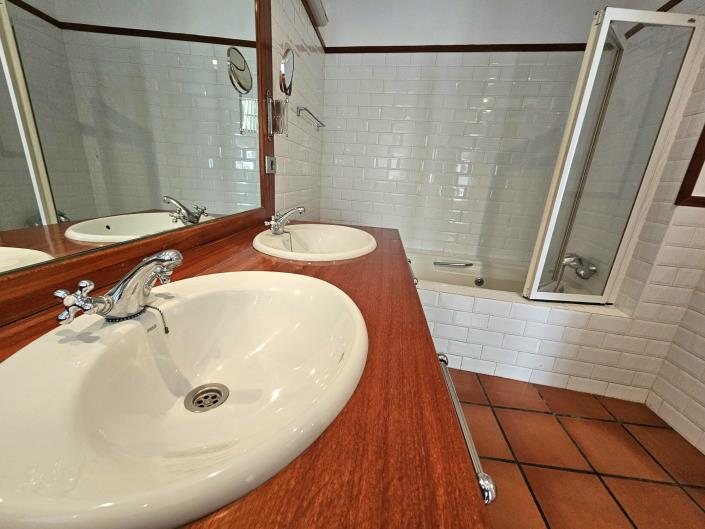 Image No.29-3 Bed Flat for sale