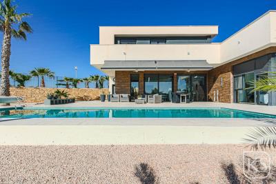 beautiful-modern-4-bedroom-villa-on-Hacienda-del-Alamo-3