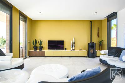 beautiful-modern-4-bedroom-villa-on-Hacienda-del-Alamo-14