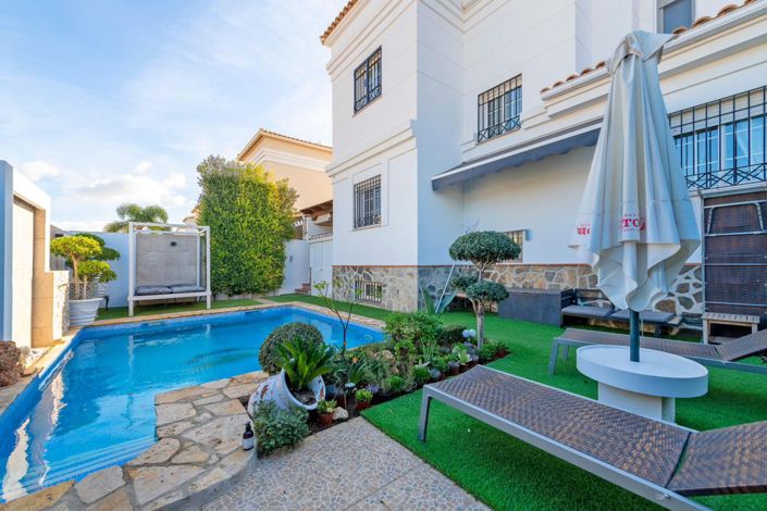 Image No.1-6 Bed Property for sale