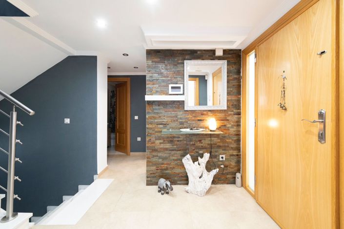 Image No.12-6 Bed Property for sale