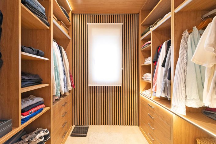 Image No.14-6 Bed Property for sale