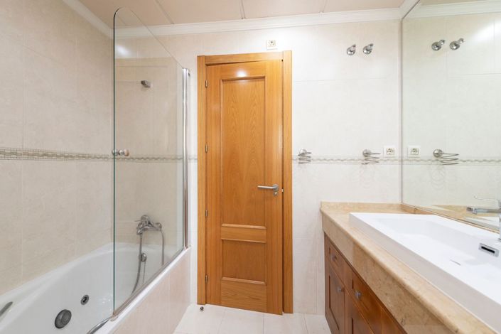 Image No.15-6 Bed Property for sale