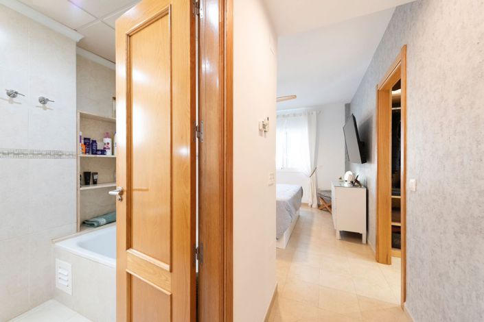 Image No.22-6 Bed Property for sale