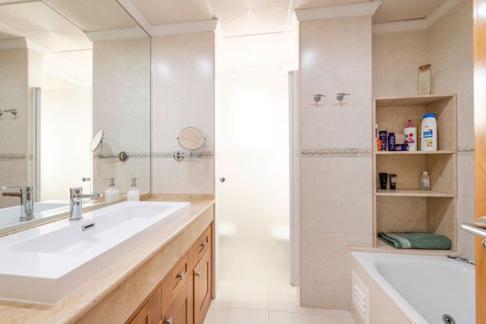 Image No.28-6 Bed Property for sale