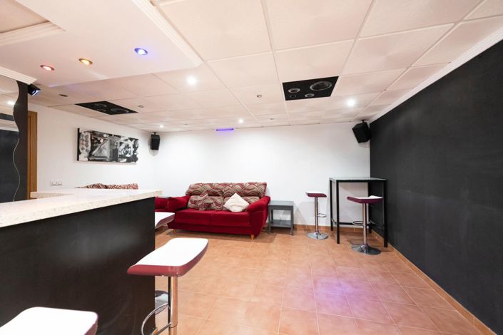 Image No.37-6 Bed Property for sale