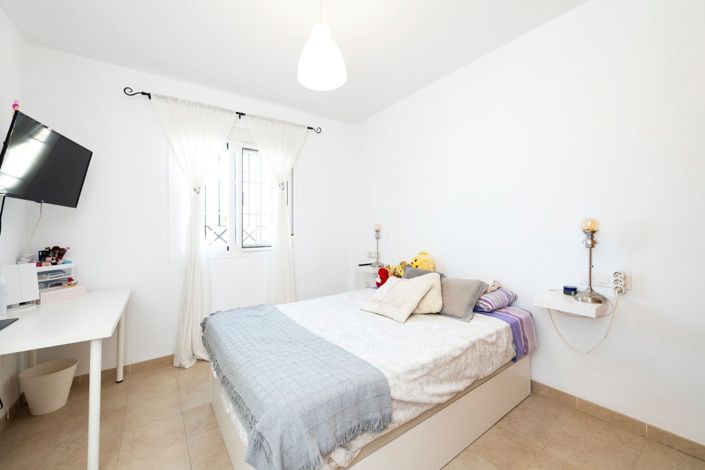 Image No.40-6 Bed Property for sale