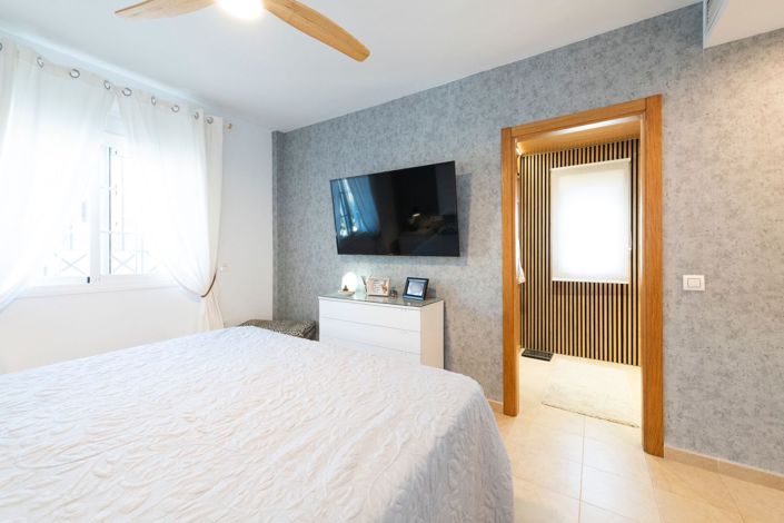 Image No.41-6 Bed Property for sale