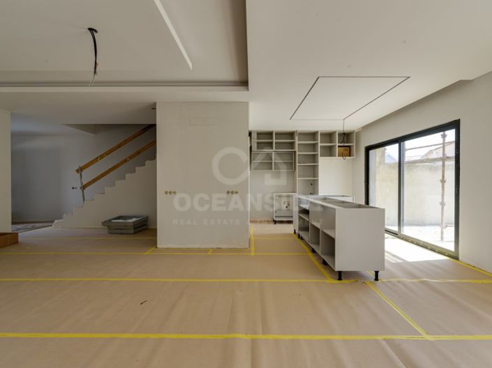 Image No.2-4 Bed House for sale