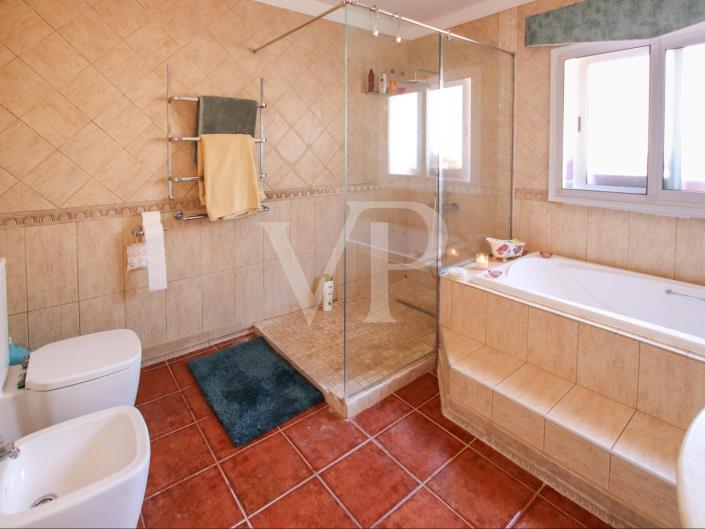 Image No.23-5 Bed Chalet for sale