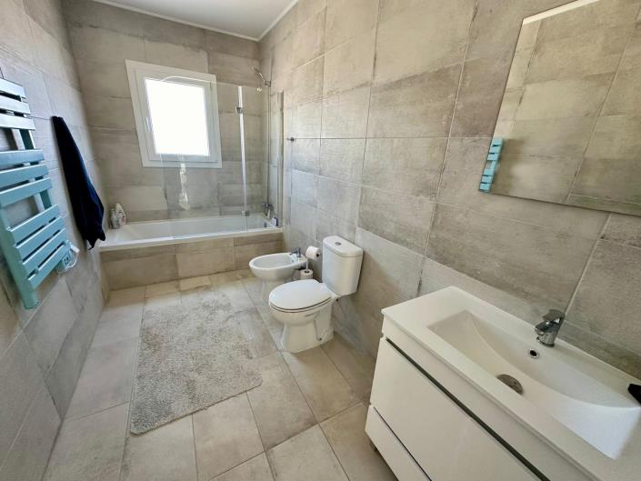 Image No.10-4 Bed House for sale