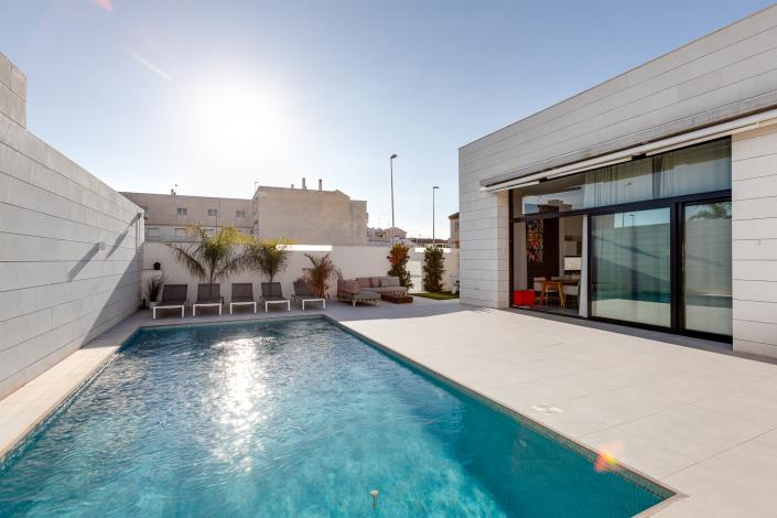 Image No.1-3 Bed Villa / Detached for sale