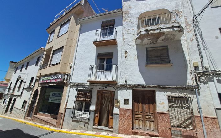 Image No.1-4 Bed House for sale