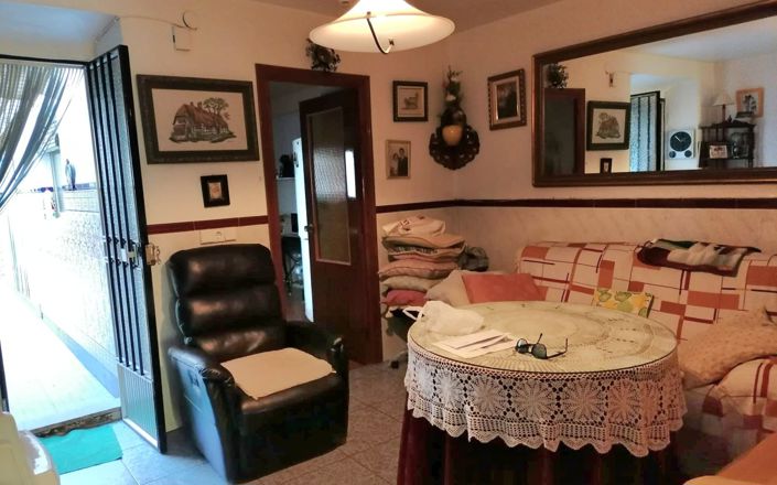 Image No.8-6 Bed House for sale